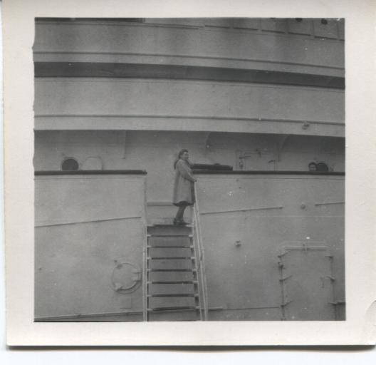 Femme sur la rampe du navire.