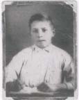 Portrait de Steven enfant, en chemise blanche.